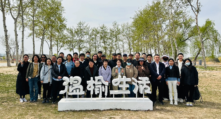 swag成人
举办“亲近自然，与春同行”春游...